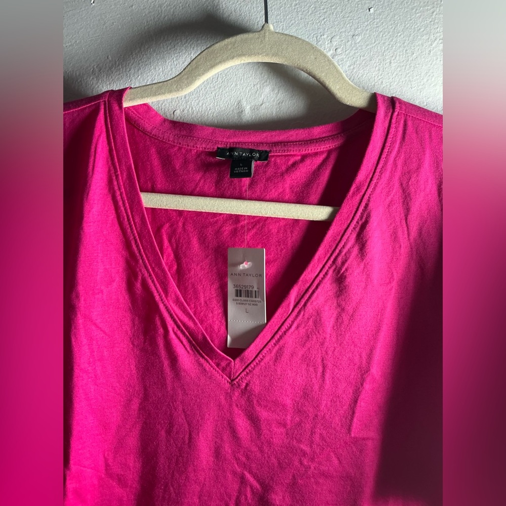Ann Taylor Women's V-Neck Short Sleeve Top in Bright Pink - Picture 2 of 8
